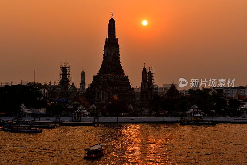 日落在Wat Arun(黎明寺)，曼谷